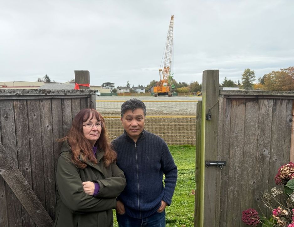 Leslie Landa(左)和Chris Xue在新Diefenbaker小学建设中对自己家感到担忧。Valerie Leung/里士满新闻
