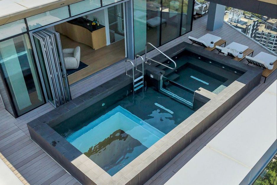 温哥华天际泳池顶层公寓以低于要价数百万的价格售出