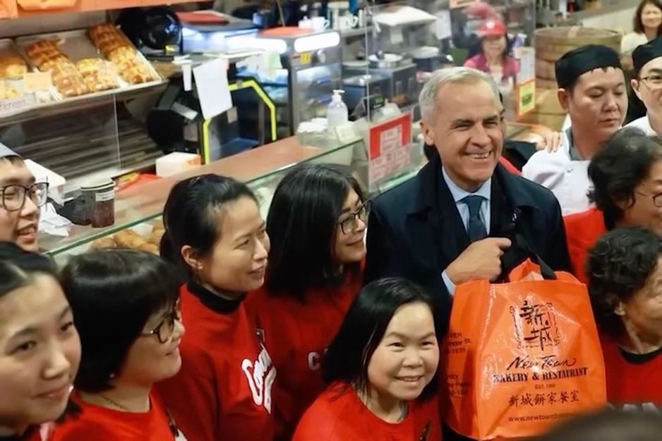 卡尼总理在温哥华受欢迎的面包店停留