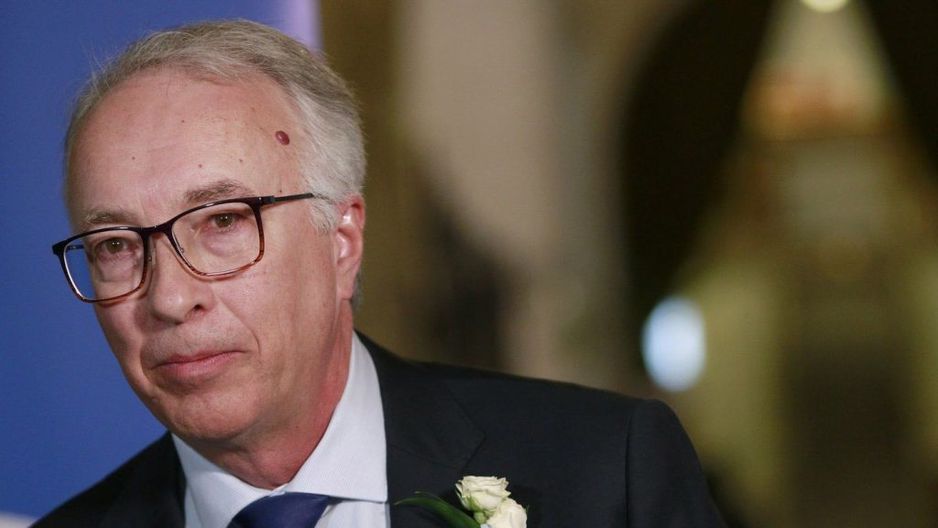 卑诗省保守党领袖约翰·鲁斯塔德在维多利亚省议会的御座演讲后,向记者发表讲话。时间:2025年2月18日,加拿大新闻社/查德·希波利托