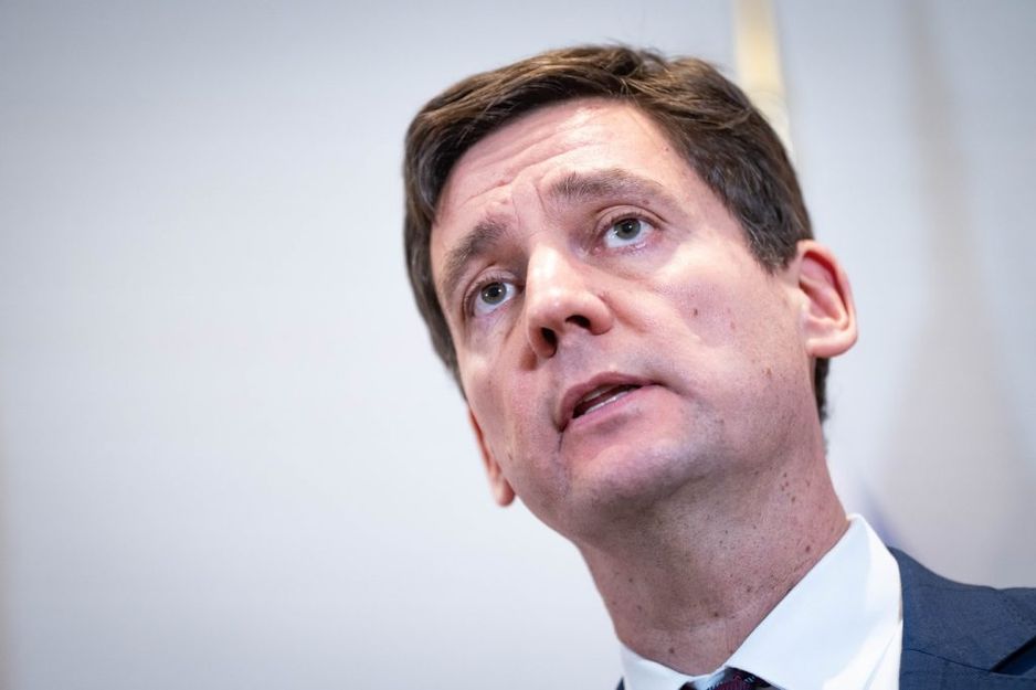 卑诗省省长大卫·埃比在2025年11月28日的活动中发表讲话,宣布新资金以支持犯罪受害者。加拿大新闻社/Ethan Cairns