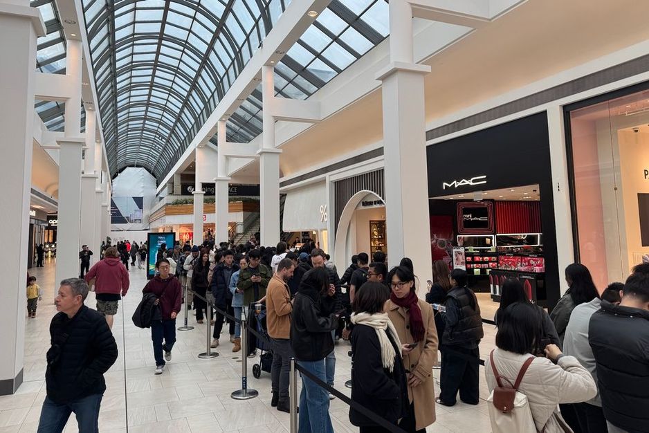 本拿比的咖啡馆在开业周末吸引了大量顾客