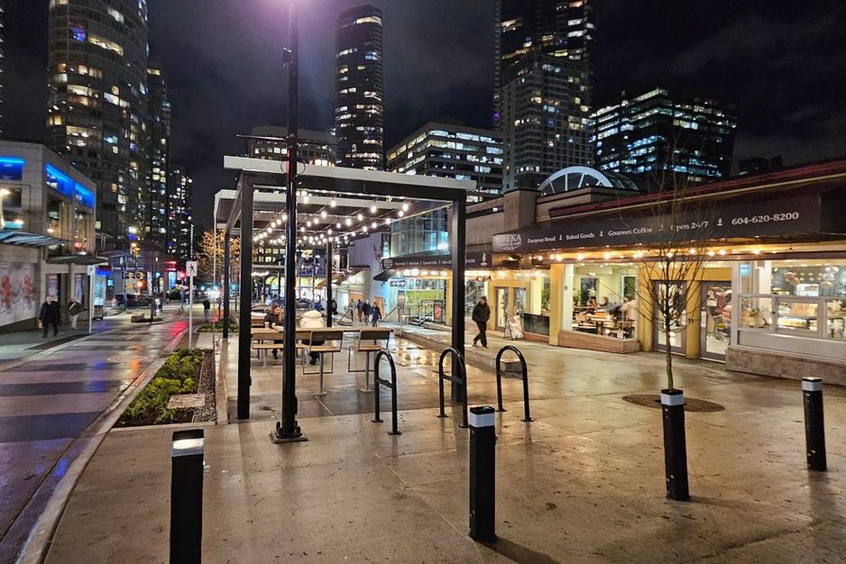 $1000万的新永久性Bute-Robson广场已完工,巩固了西区无车空间