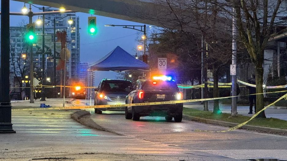 新西敏市警方在2026年1月9日清晨封锁了一个区域,并在天桥下搭建了帐篷。(CityNews图片)