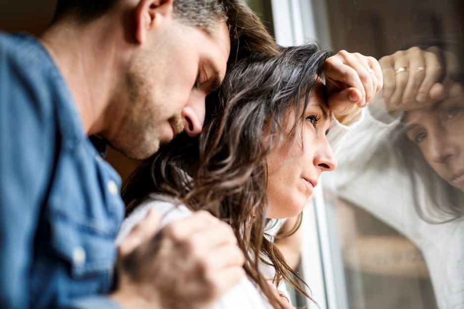 情人节的功能更像是一束聚光灯,而不是一枚破坏球。对那些经历了几个月困难的情侣而言,该节日可能迫使人们面对那些一直被搁置的问题,比如‘我们快乐吗?’