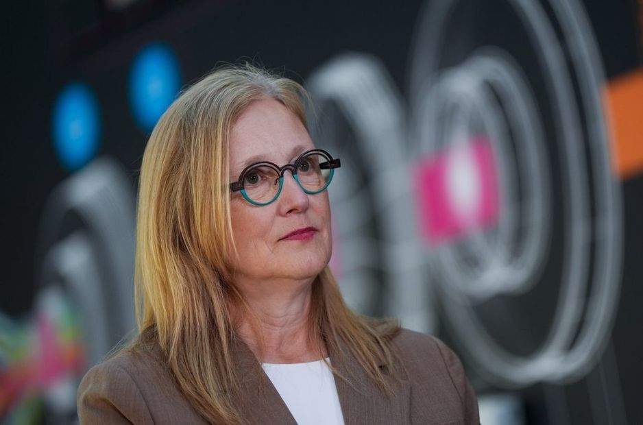 布伦达·贝利财经部长在2025年7月7日,于卑诗省本拿比出席一项公告时的聆听。