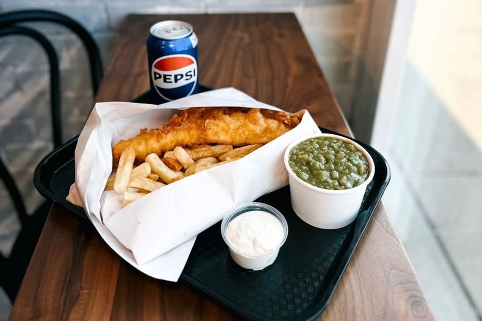 一家拥有超过半个世纪历史的炸鱼薯条店在温哥华新开了一家分店