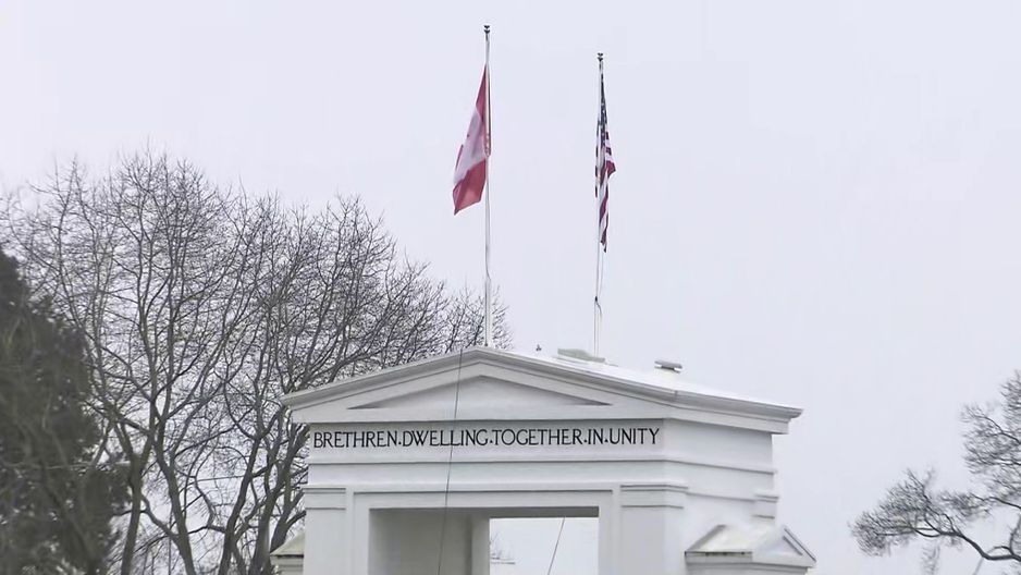 文件:加拿大和美国国旗在卑诗省素里市的和平拱门纪念碑上飘扬。(CityNews 图片)