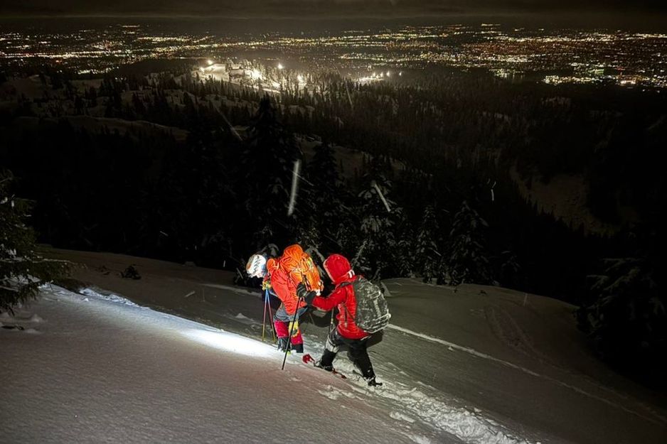 雪山被困徒步者仅剩1%电量被救