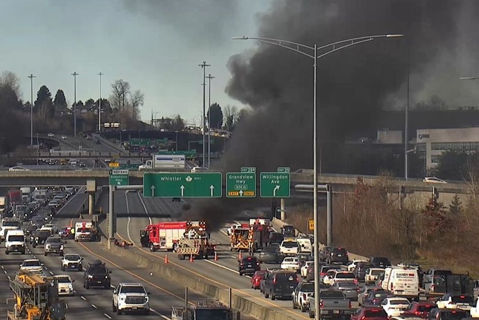 温哥华地区高速公路1号发生重大车辆火灾,浓烟直冲云霄