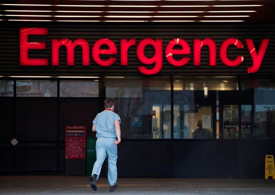 一名医护人员在2020年3月30日星期一走入温哥华综合医院急诊部。 加拿大新闻社/乔纳森·海沃德 加拿大新闻社