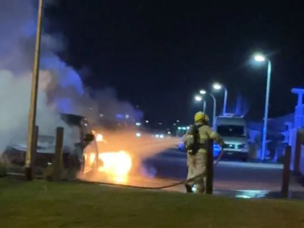 消防员正在扑灭室友蔡玮洪纵火焚烧的汽车。