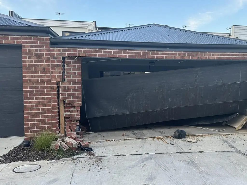 蔡玮虹多次驾车撞击合租房的车库，导致车库损毁。