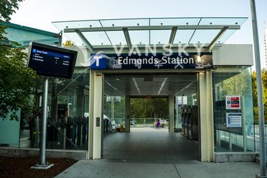 240809174209_390px-Translink_Edmonds_Station-a.jpg