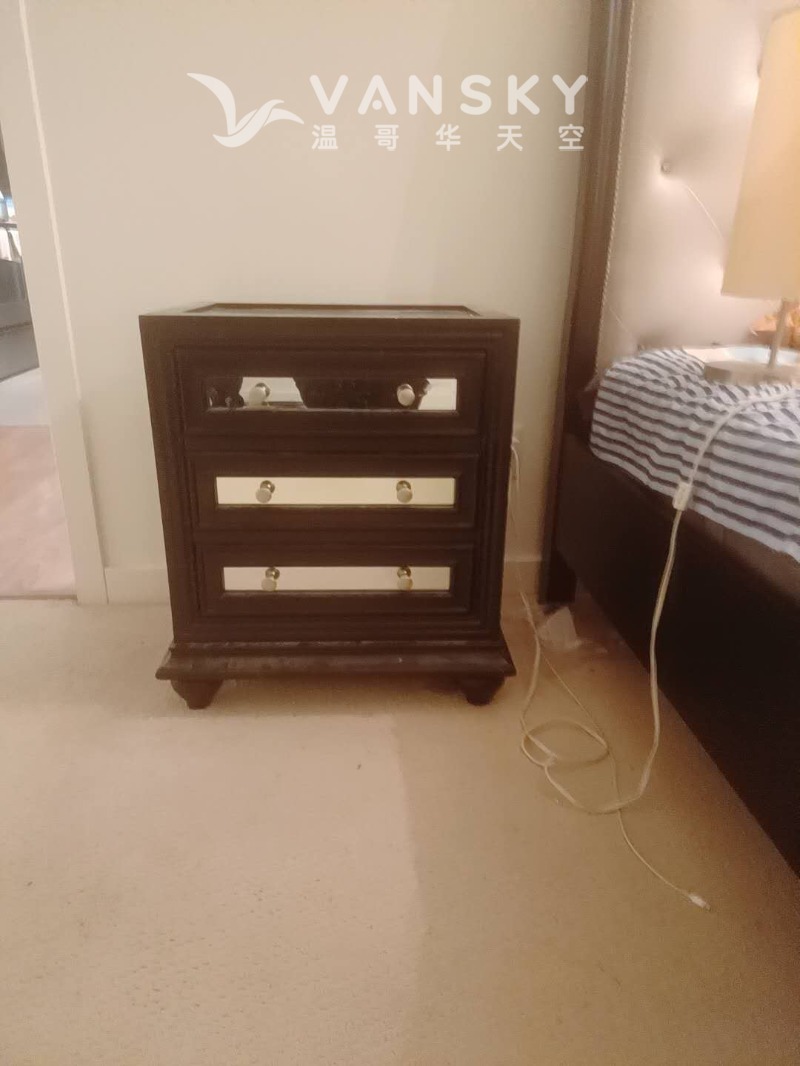250511120445_小房间的床边柜.jpg