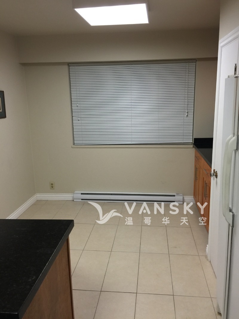 250819124445_kitchen2.JPG